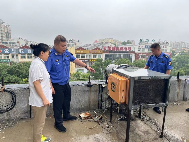 淇濱區城市管理局推進餐飲場所油煙污染排查整治行動