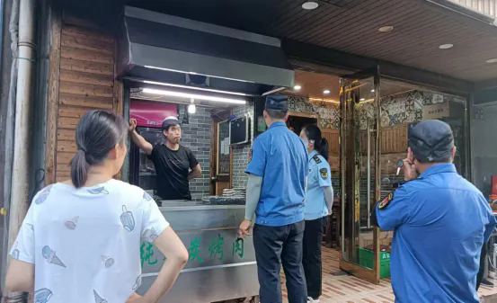 酒泉路街道開展轄區餐飲油煙、露天燒烤專項整治行動
