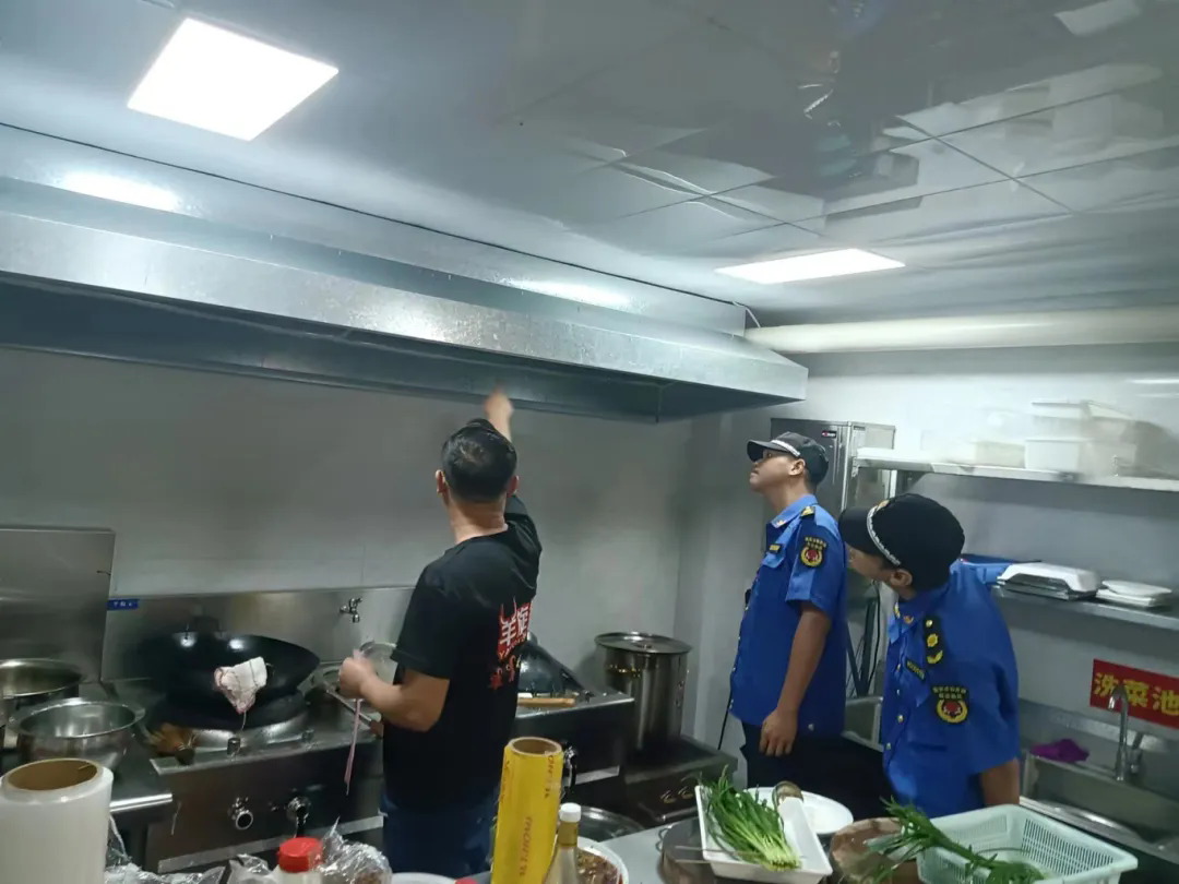 石井鎮綜合執法隊開展餐飲油煙污染專項整治行動