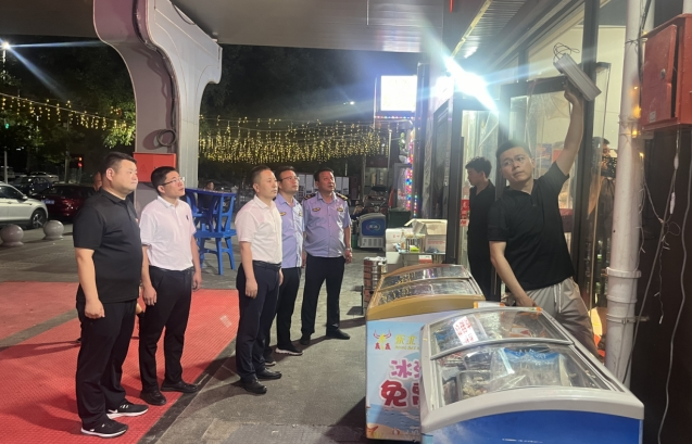 眉縣副縣長任博帶隊開展餐飲油煙整治專項夜查