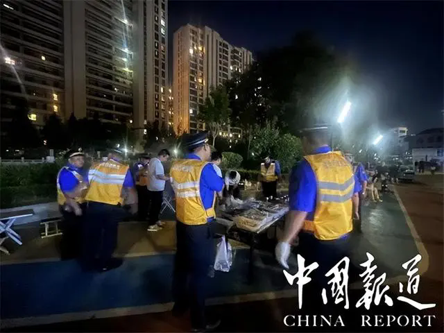 開平路街道綜合行政執法中隊開展夜間燒烤攤專項整治行動