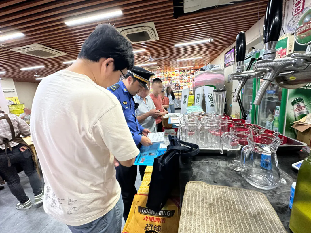 大橋街道多部門聯合開展餐飲行業油煙排放的專項整治行動.