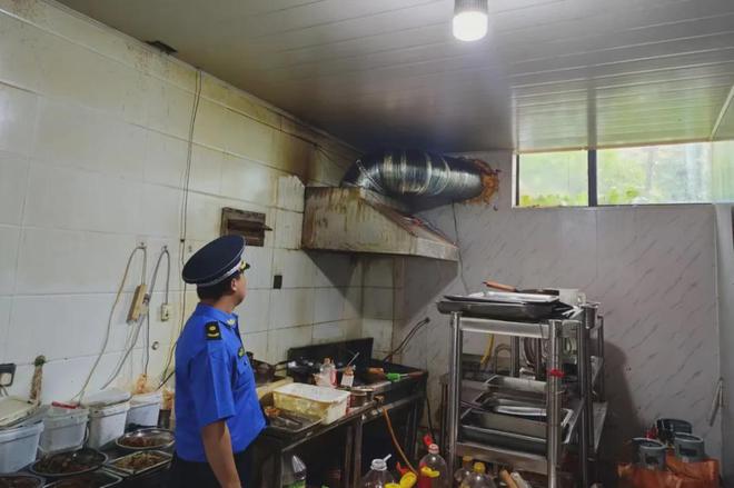 青島藍谷執法中隊開展餐飲油煙污染、露天燒烤整治工作