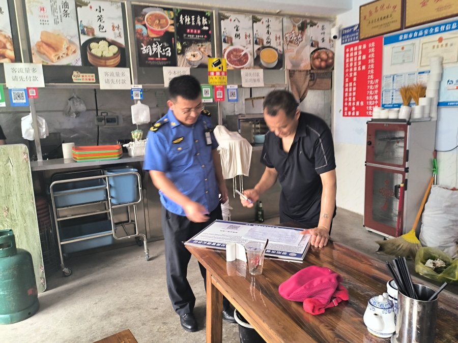 王村鎮綜合行政執法大隊開展餐飲油煙治理宣傳專項整治工作