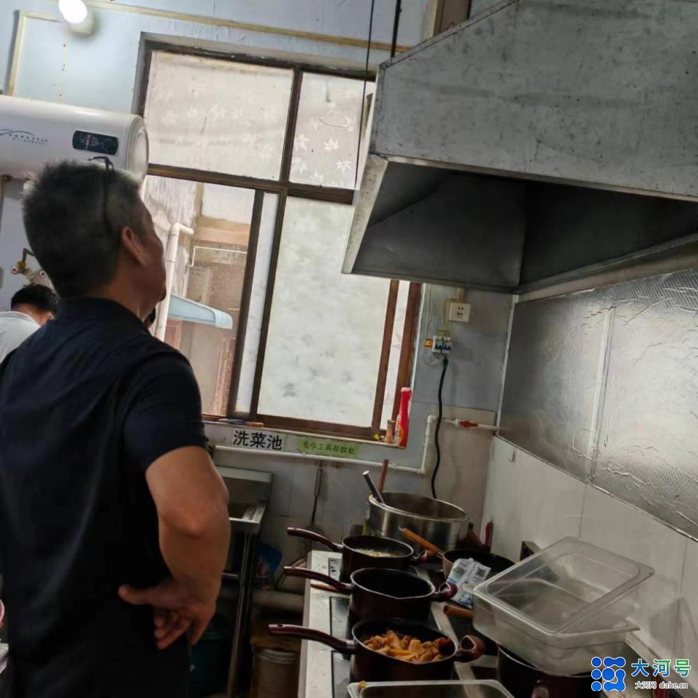 金寨回族鄉綜合行政執法大隊開展轄區餐飲油煙污染防治集中檢查