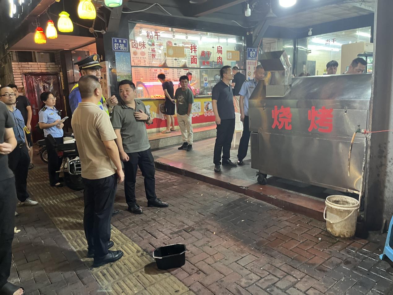 倉山鎮開展餐飲油煙點題整治聯合執法