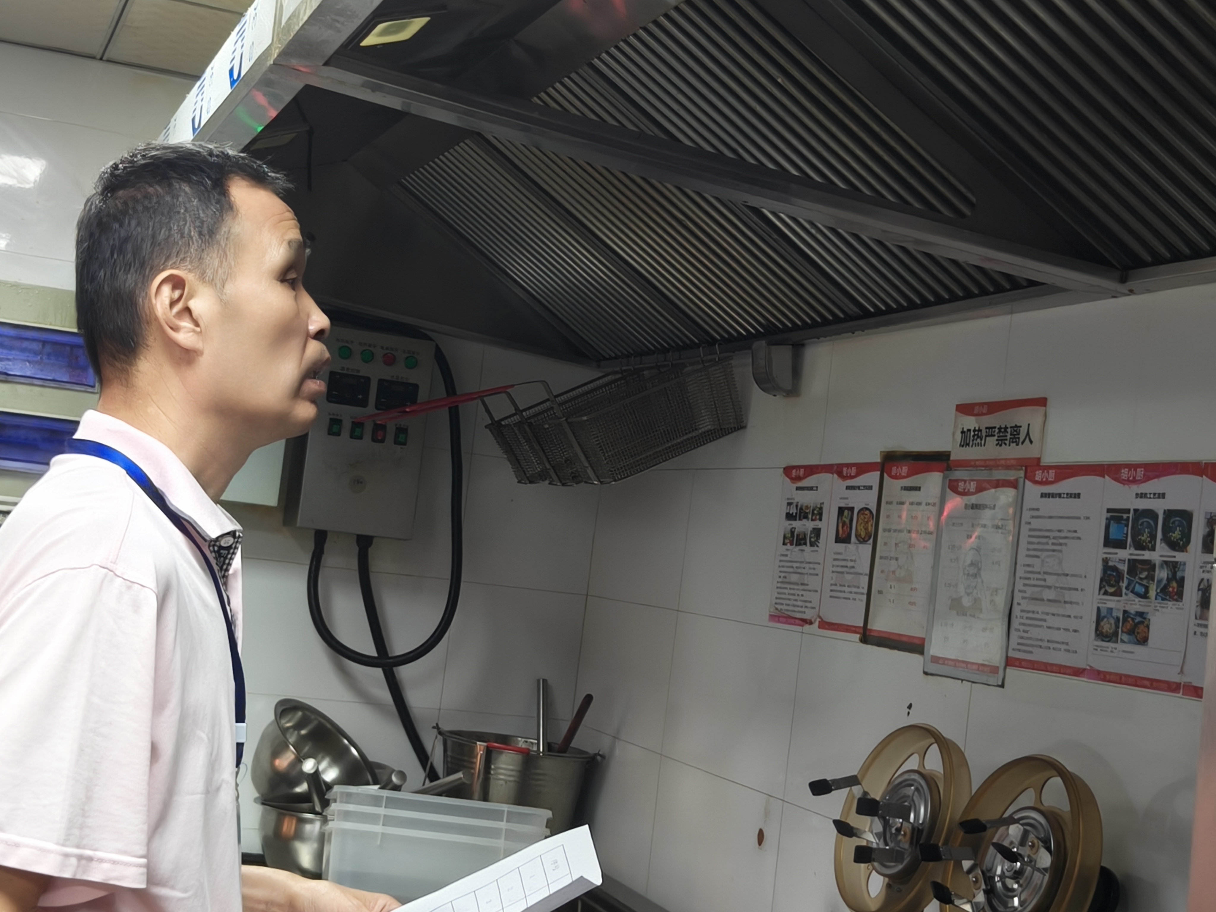 飛虹社區開展燃氣油煙安全檢查行動