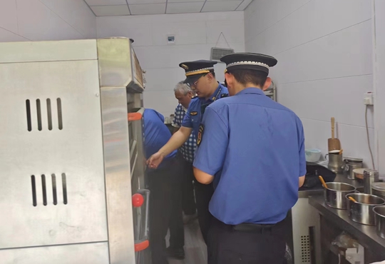 北林路執法中隊開展露天燒烤油煙問題集中整治行動