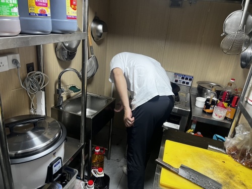 蔣村街道鋪開展沿街餐飲店排污排水專項檢查行動