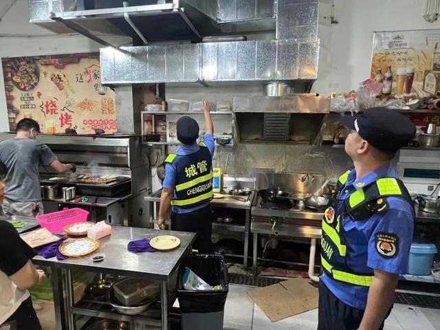 云霄縣城管執法局推進餐飲油煙“點題整治”行動