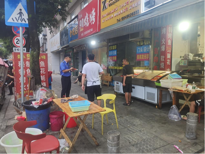 綿竹市城市管理行政執法大隊開展餐飲油煙污染專項整治行動