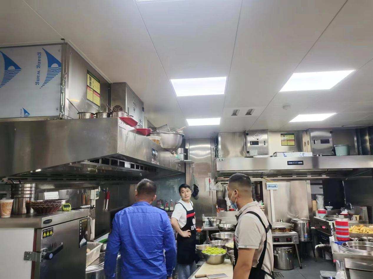 石佛辦事處城市管理與執法服務科開展餐飲油煙專項整治行動