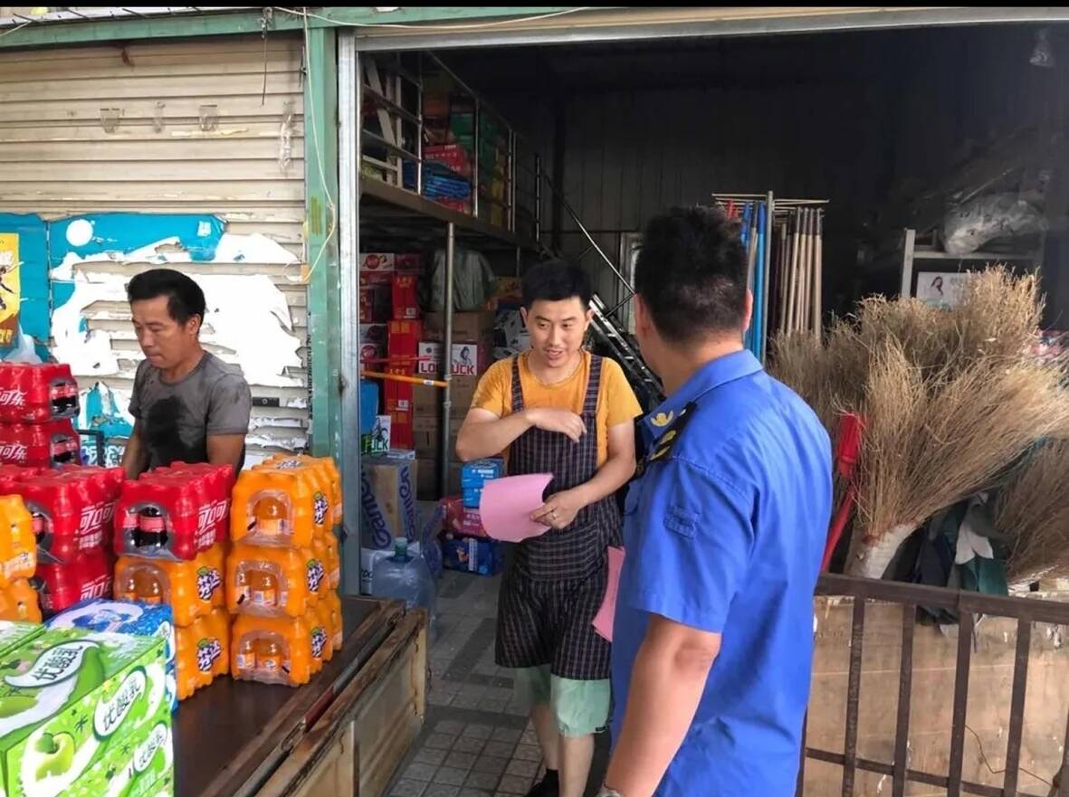 蚶江鎮綜合執法隊開展餐飲場所油煙治理普法宣傳活動